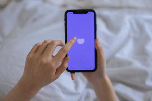 Image of a smartphone screen showing a heart icon